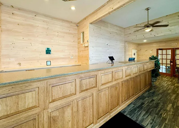 Quality Inn & Suites Mackinaw City Beachfront